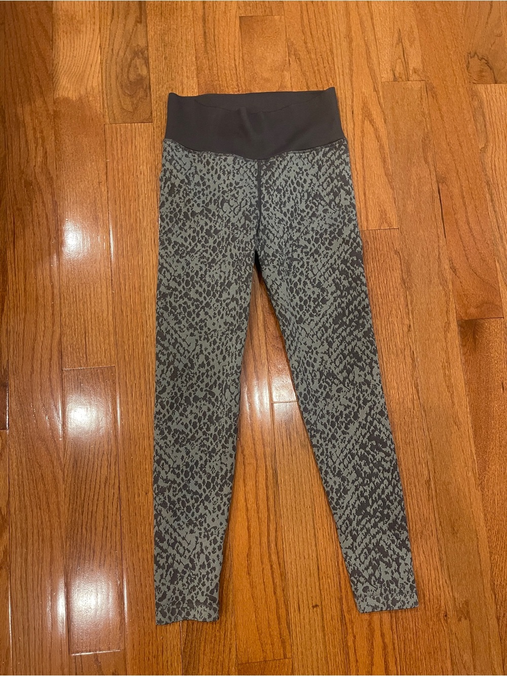 Aerie Athletic Leggings Gray Snakeskin Print OFFLINE by Aerie 7/8 Legging Small